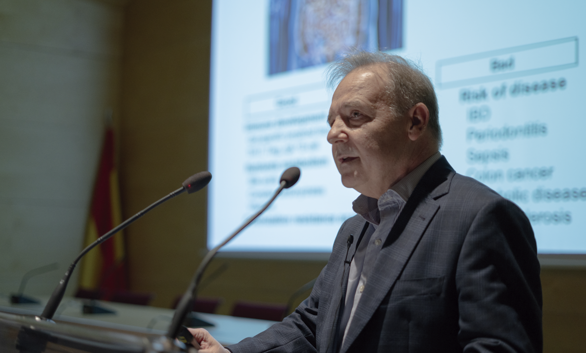 Dr. Gabriel Núñez Ollero: “There is no unique, perfect microbiota”