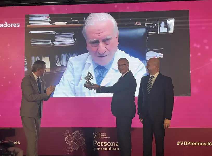 El Dr. Valentín Fuster recibe el Premio Honorífico a la Excelencia en la Trayectoria Científica de la Fundación AstraZeneca