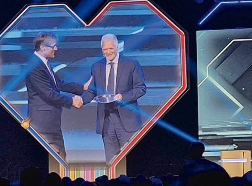Héctor Bueno recibe el ESC President’s Awards 2024 en el Congreso de la Sociedad Europea de Cardiología