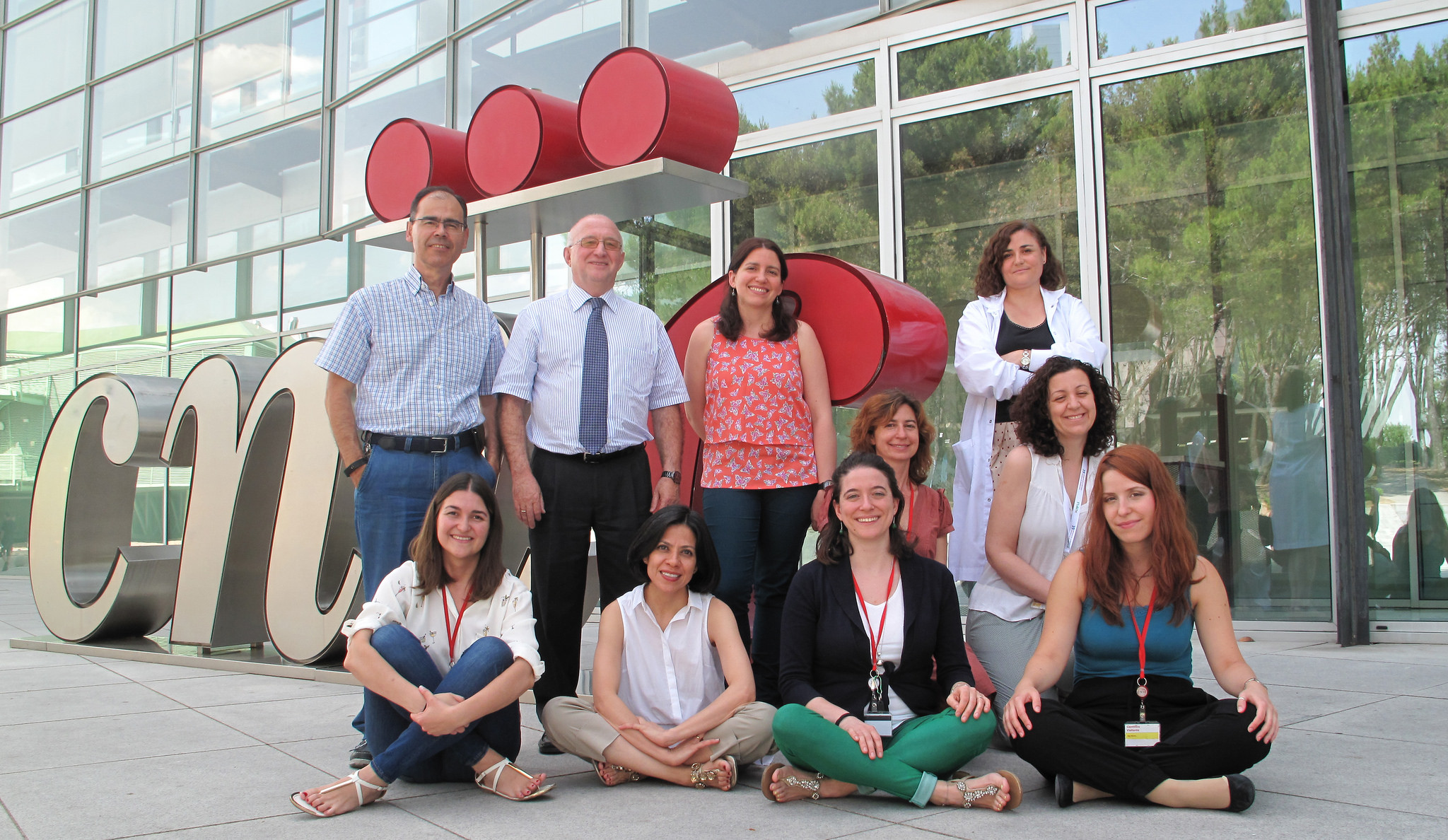 De pie: Prof. Jesús Vázquez, Prof. Francisco Sánchez-Madrid, Dra. Danay Cibrián y Dra. Pilar Martín. Sentados de Izda. a Dcha.: María Laura Sáiz, Dra. Hortensia de la Fuente, Dra. Alessia Ferrarini, Dra. Inmaculada Jorge, Raquel Sánchez-Díaz y Olga Moreno-Gonzalo. 