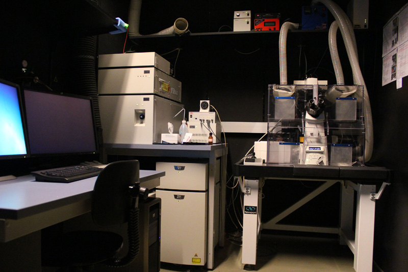Sistema confocal acoplado a microscopio invertido Nikon A1R, con cámara de incubación, caja de láseres y ordenador de trabajo