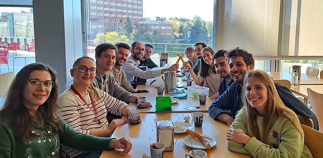 Noviembre 2023. Celebrando a la madrileña, con chocolate, churros y porras, la última publicación del grupo en Cell Reports