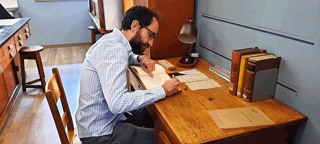 Jorge firmando en el libro de invitados del Instituto de Química Física Blas Cabrera tras dar el primer seminario invitado con la nueva denominación del centro. En el mismo libro, firmaron en su día Marie Curie, Bragg, Langevin entre otros nombres ilustres.