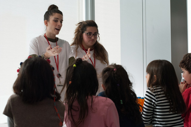 Carla and Natalia explican cómo se alimentan las plantas en la Semana de la Ciencia de Madrid