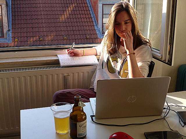 Abril 2020. Confinamiento productivo de Inés en Hamburgo, Alemania. ¡No hay mejor manera de teletrabajar! (Foto de Ulrike Shaz)