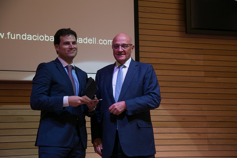 El Dr. Borja Ibáñez recibe el Premio del Banco Sabadell