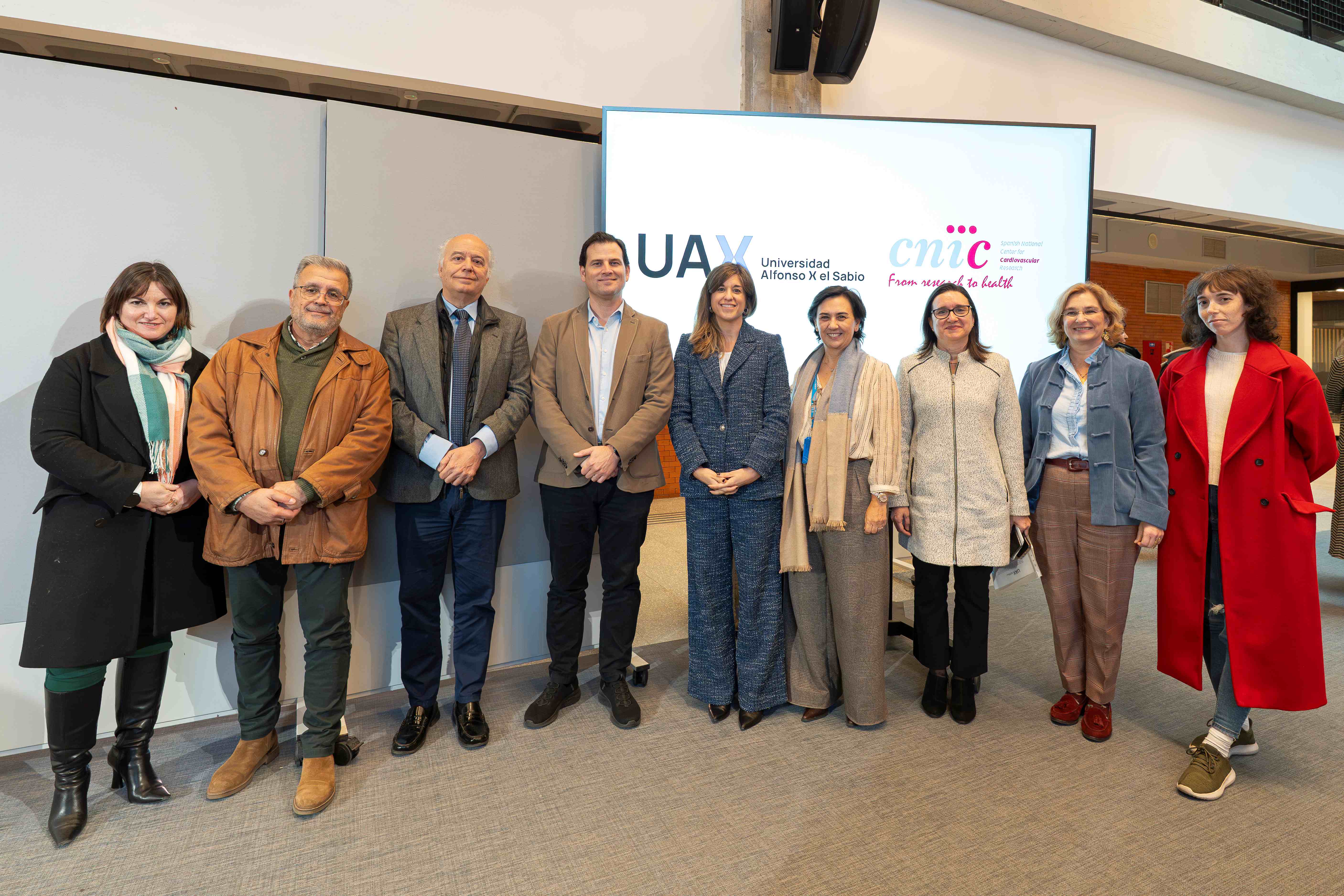 Mariví Redondo, jefa de estudios de Medicina en UAX; Norberto Herrera, vicedecano de la Facultad de Ciencias Biomédicas y de la Salud de UAX; José Antonio Blanco, director de la Fundación UAX; Borja Ibáñez, director científico del CNIC; Aida Suárez, decana de la Facultad de Ciencias Biomédicas y de la Salud de UAX y directora del área One Health de Grupo UAX; Iris Núñez, vicerrectora de investigación de UAX; Rosario Baquero, vicedecana de la Facultad de Ciencias Biomédicas y de la Salud de UAX; Isabel Olazá