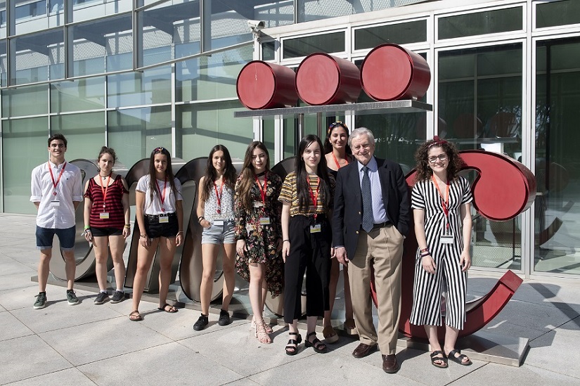 El Dr. Fuster con los participantes del Programa Acércate 2018