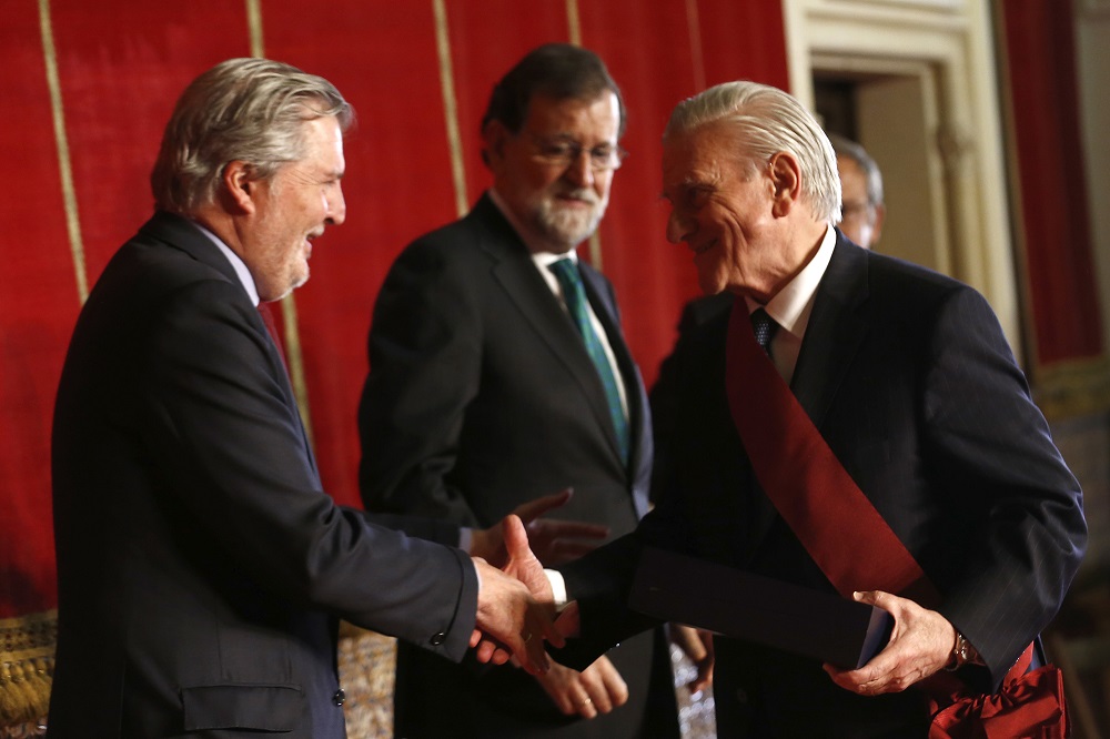 El ministro de Educación, Cultura y Deporte, Íñigo Méndez de Vigo, entrega la Cruz al Dr. Valentín Fuster en presencia de Mariano Rajoy 