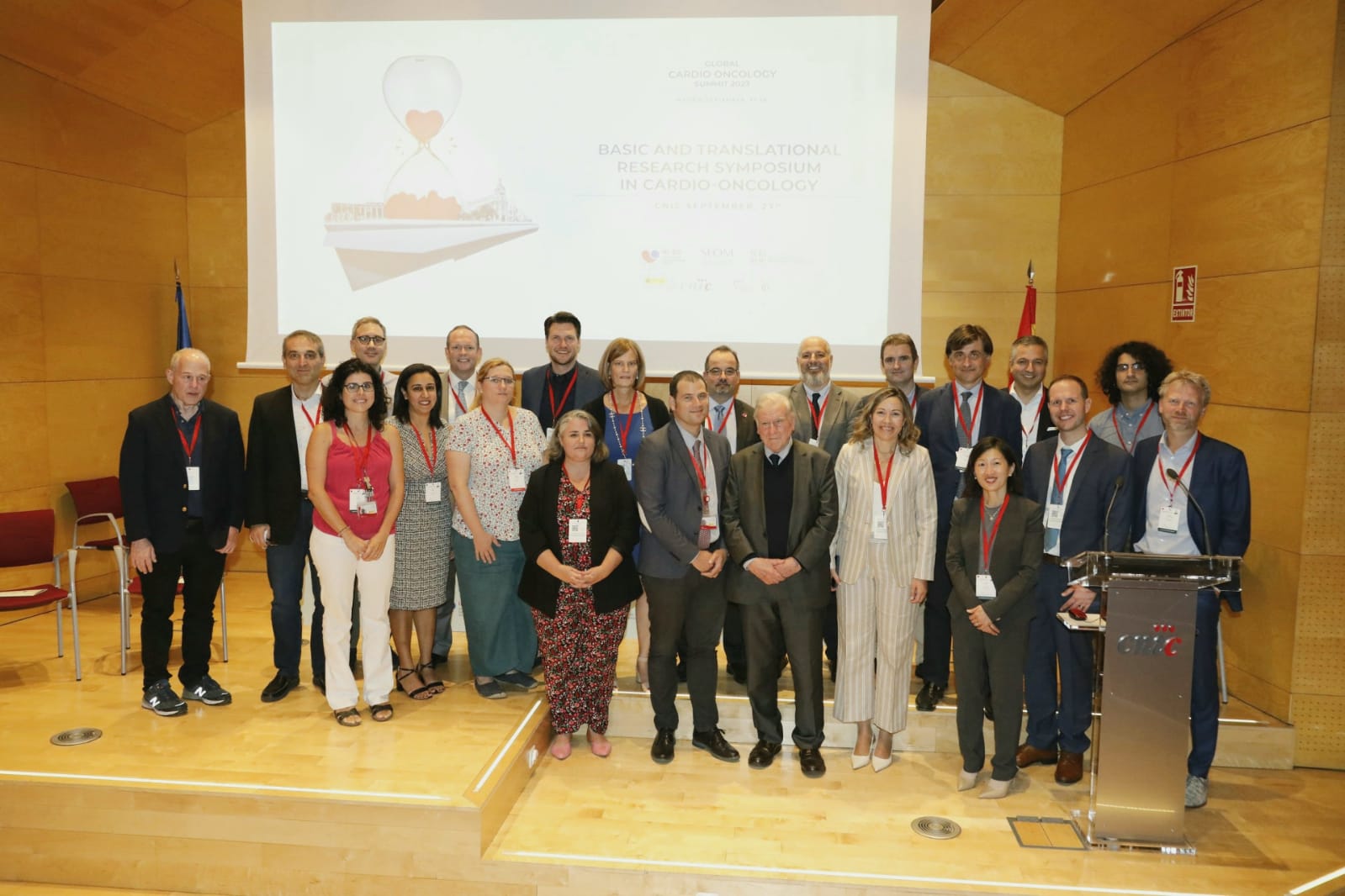 Participantes del congreso junto al Dr. Valentín Fuster