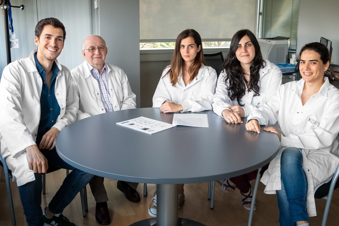 De izquierda a derecha: Daniel Torralba, Prof. Francisco Sánchez Madrid, Dra. Carolina Villaroya-Beltri, Irene Fernandez-Delgado, Dra. Noa Martín-Cófreces.
