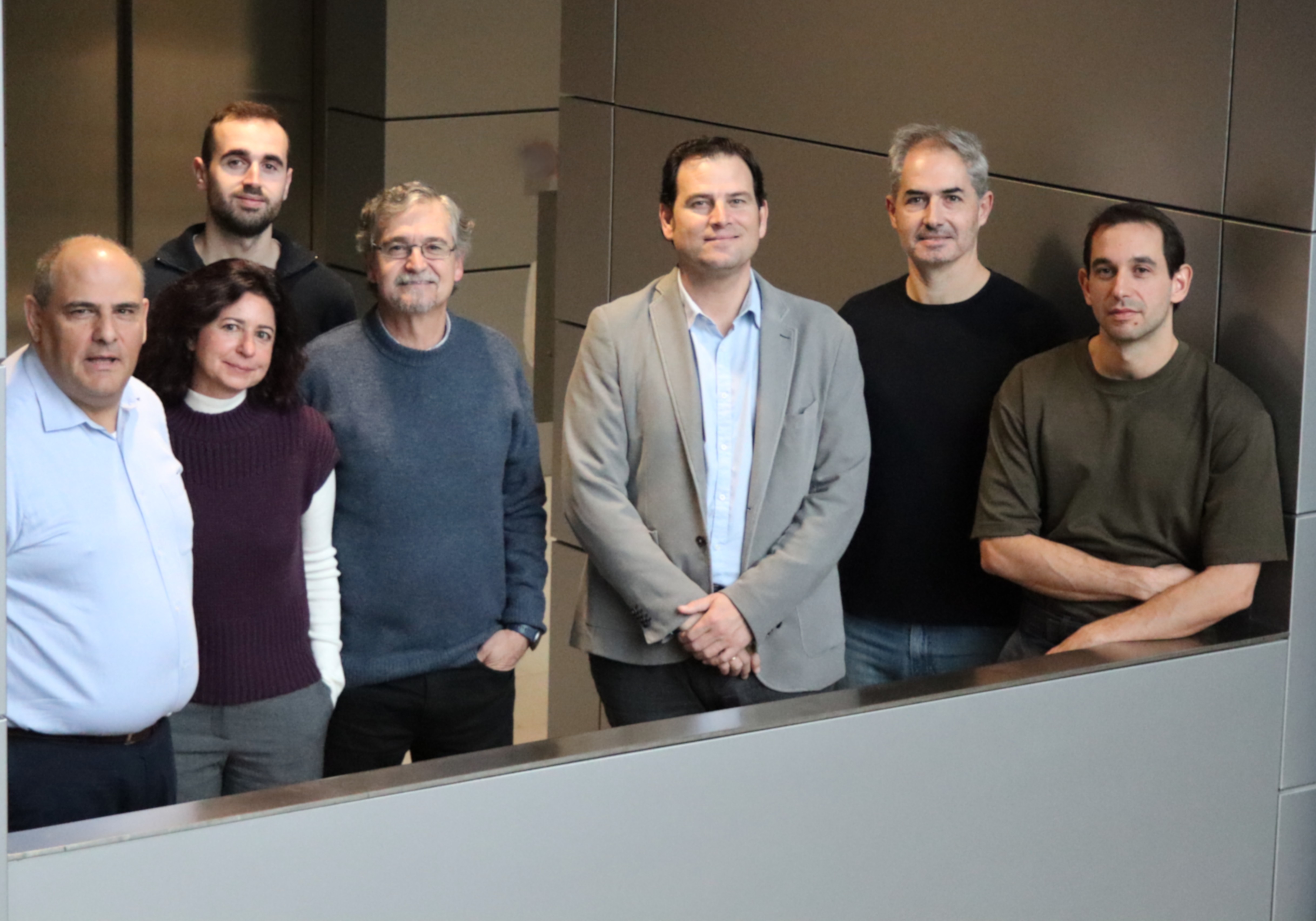 Imágenes PET del corazón que permiten visualizar su metabolismo. El color amarillo indica mayor alteración en el uso de la energía por el músculo cardíaco. De izquierda a derecha: corazón sano, cambios metabólicos tempranos sin síntomas y alteraciones asociadas a disfunción cardíaca.