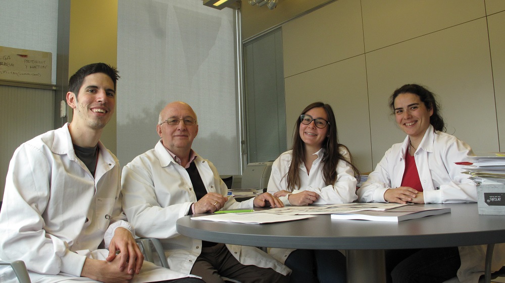 Eugenio Bustos Morán, Profesor F. Sánchez Madrid,  Noelia Blas Rus,  y Noa B. Martín Cófreces 