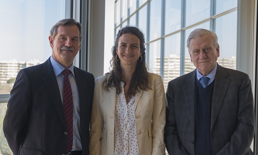 : Dr. José María Mendiguren, Director de Servicios Médicos de Banco Santander, Leticia Fernández-Friera, cardióloga del CNIC y del Hospital Universitario HM Montepríncipe, y Dr. Valentín Fuster, Director del CNIC.