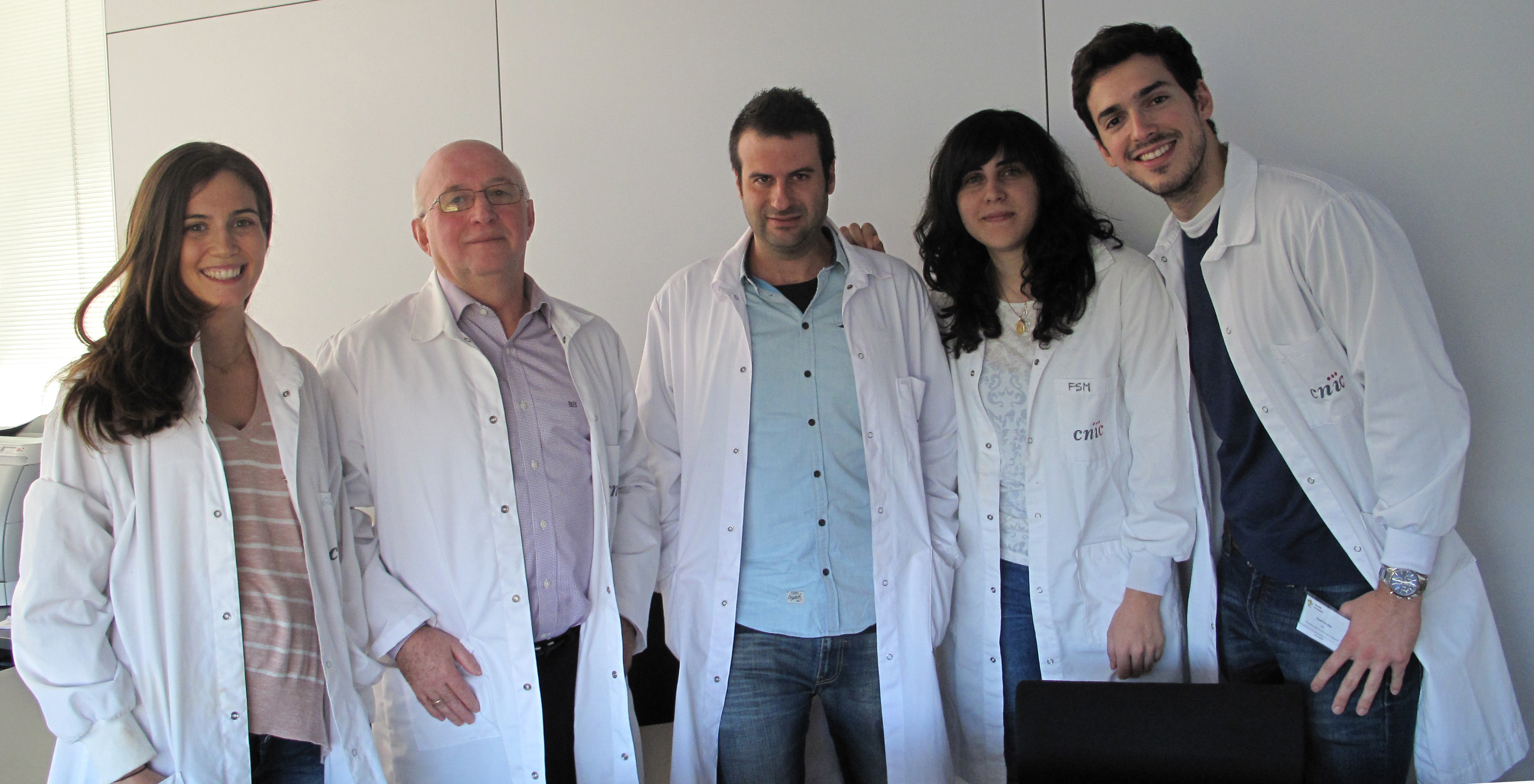 (From left to right) Doctors Carolina Villarroya-Beltrí, Francisco Sánchez-Madrid and Francesc Baixauli, and Doctoral students Irene Fernández-Delgado and Daniel Torralba