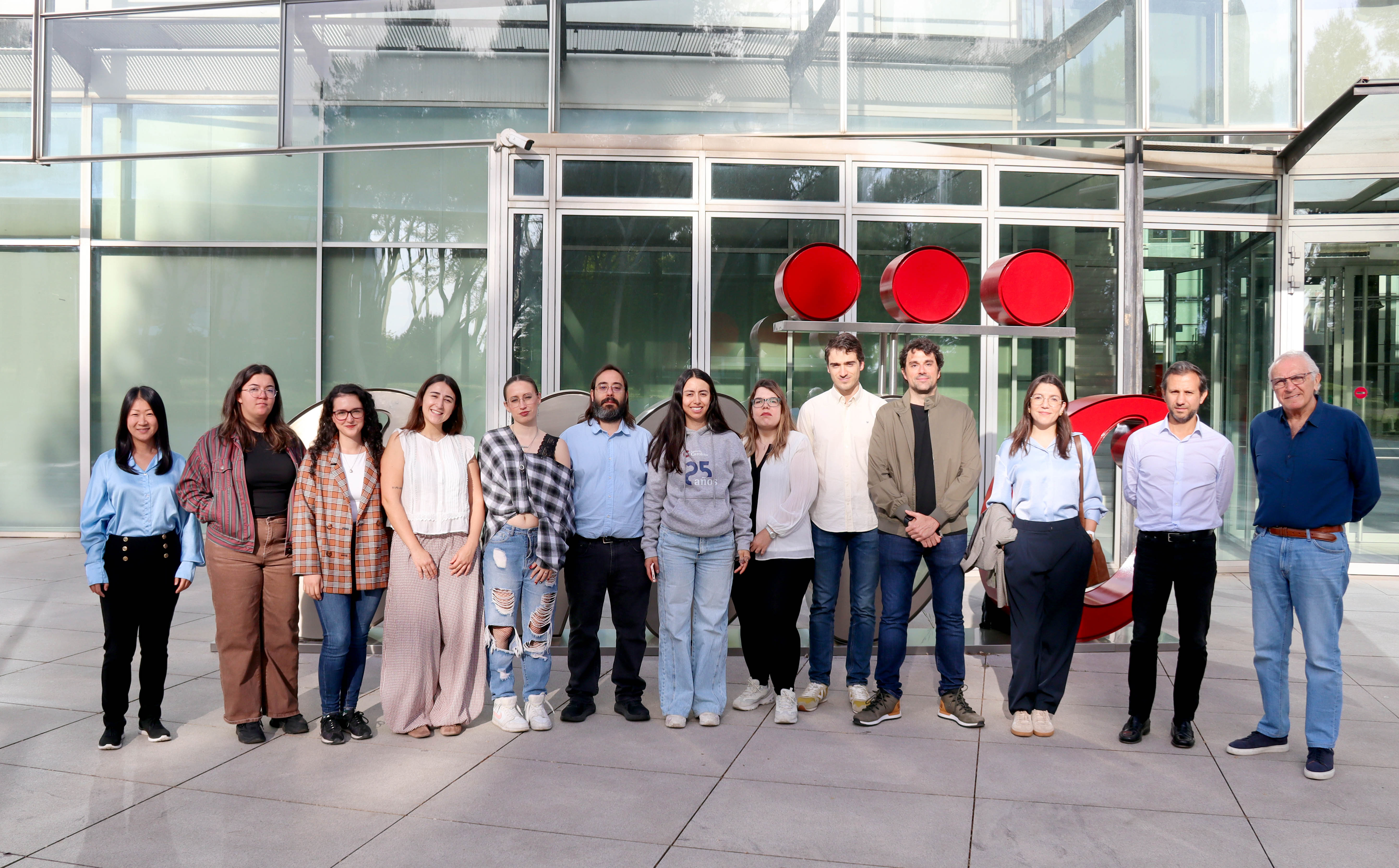 de izquierda a derecha: Haruka Toda, Irene García Martín, María Maeve Soto Pérez, Alexia Ramos Gutiérrez, Mirian Nieto Delgado, Demetrio Julián Santiago Castillo, Paola Rocío Riveros Rodríguez, Lucía Pilar López Palomar, Andrés Redondo Rodríguez, Jorge García Quintanilla, Marinela Couselo Seijas, David Filgueiras Rama y José Jalife. 