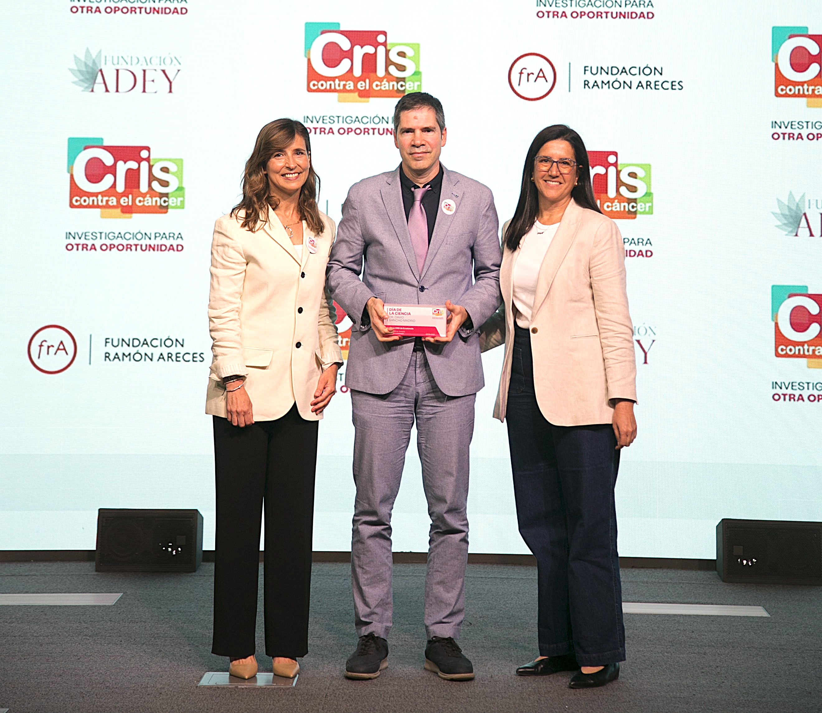 El Dr. David Sancho, junto a María Cid y Lola Manterola, de la Fundación Cris contra el Cáncer