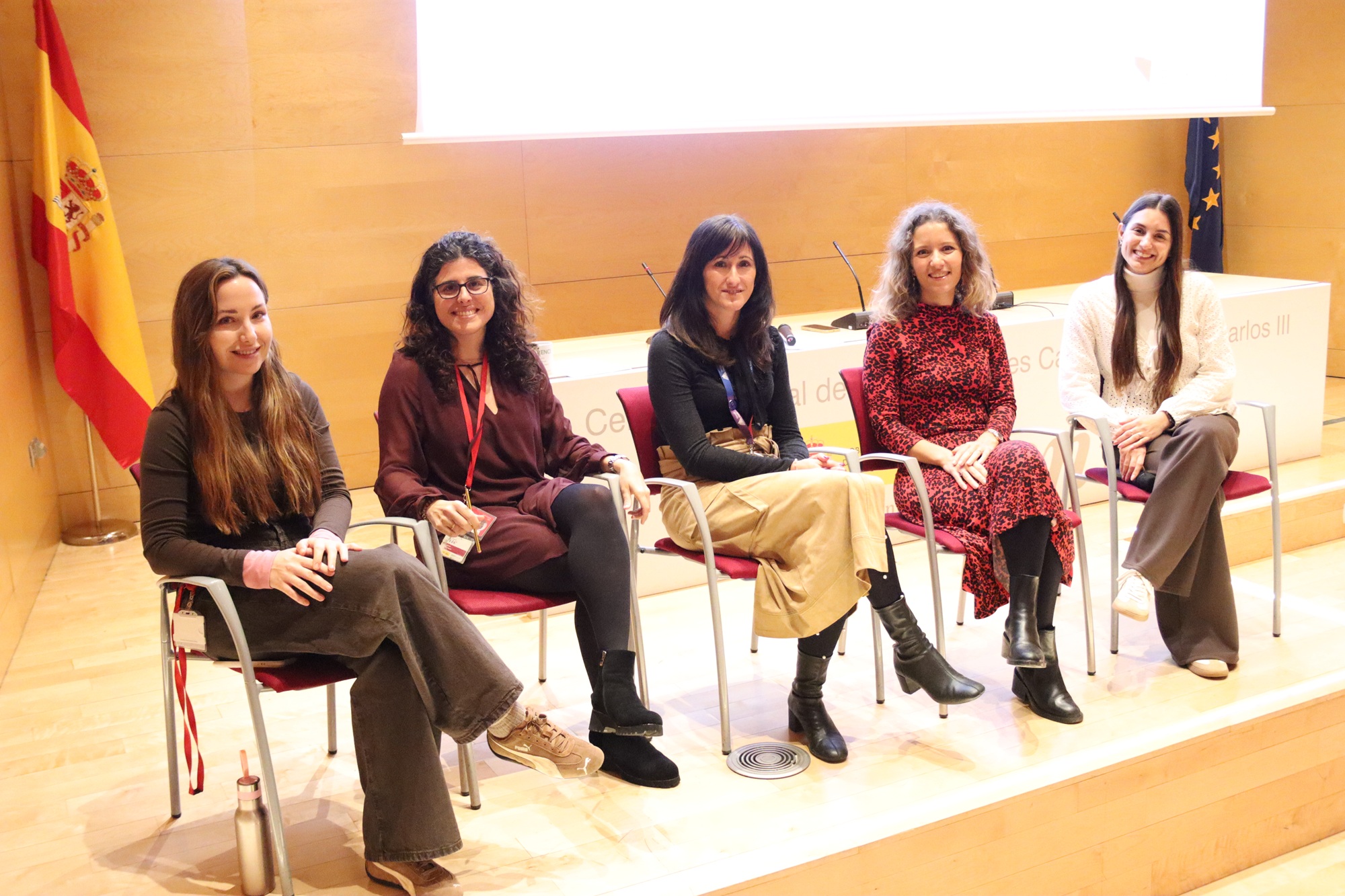 Mireia García, integrante de la Unidad de Bioinformática e investigadora en el programa CardiotrAIning dentro de la iniciativa Generación D: Construyendo la Generación IA, impulsada por Red.es;  Inés García Lunar, cardióloga e investigadora del Grupo de Prevención Cardiovascular Basada en Imagen; Virginia Mas Ruiz, enfermera y técnica de imagen; Annalaura Mastrangelo, investigadora especializada en Metabolómica e Inmunobiología, y Anabel Díaz-Guerra, estudiante de doctorado