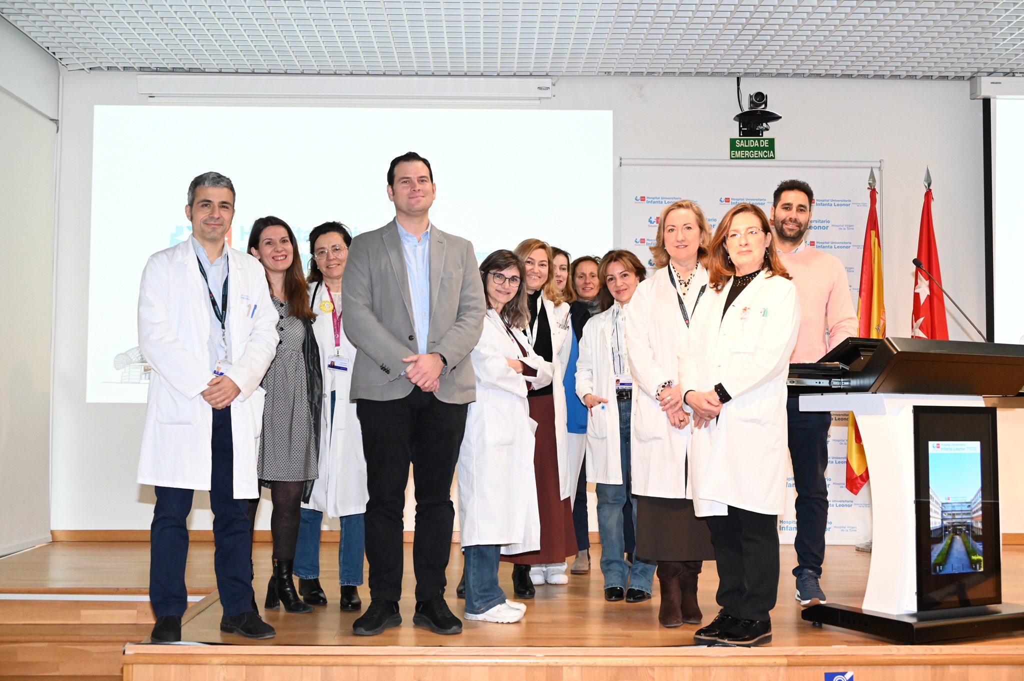 El Dr. Ibánez y el equipo investigador el Infanta Leonor durante la presentación de la colaboración
