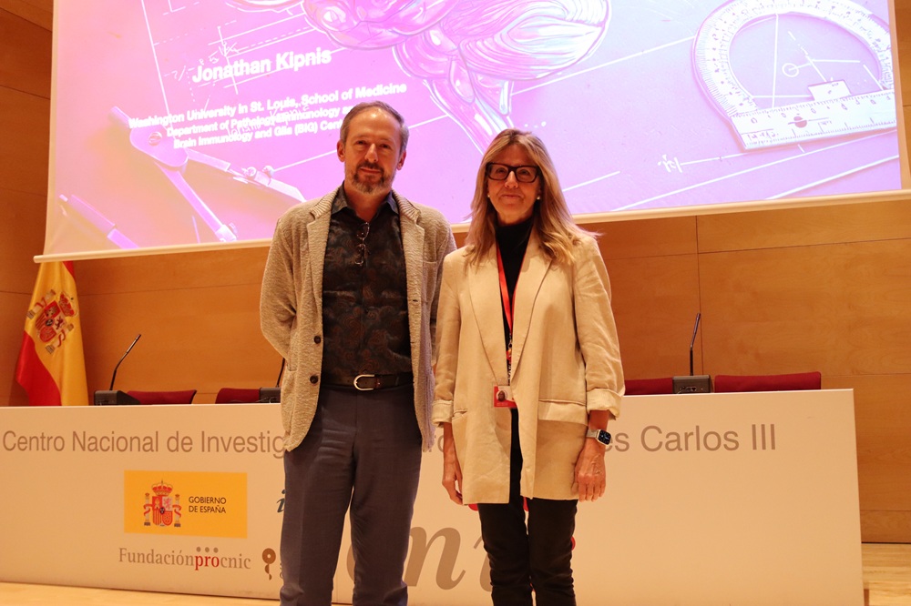 Dr. Jonathan Kipnis y la Dra. Mª Ángeles Moro