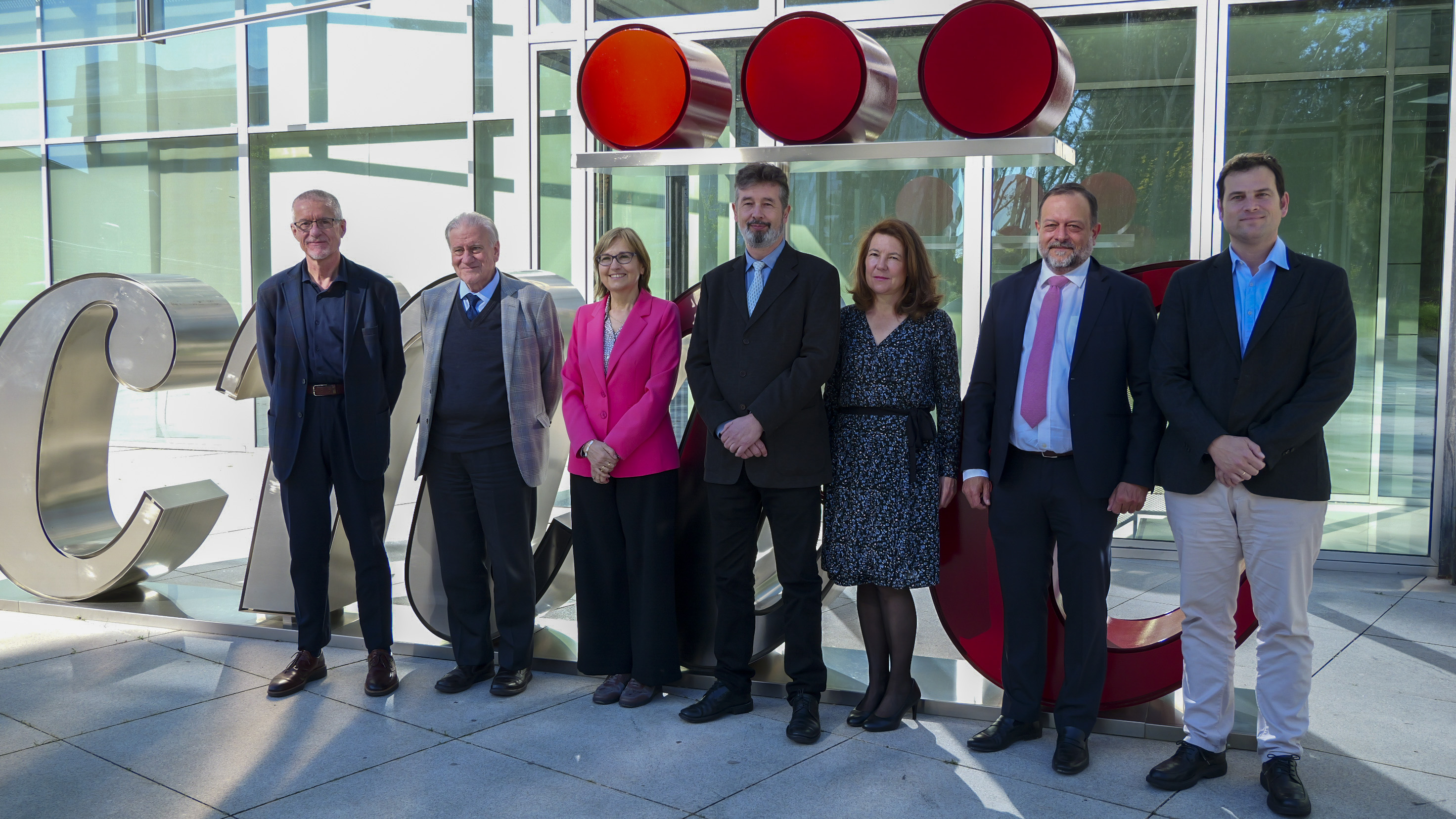 Vicente Andrés, director de investigación básica del CNIC; Dr. Valentín Fuster, director general del CNIC; Dra. del Instituto de Salud Carlos III, Dra. Marina Pollán; Alberto Sanz, director gerente del CNIC; el Dr. Borja Ibáñez, director científico y director de investigación clínica del CNIC; D. Agustín González, subdirector general de redes y centros de investigación cooperativa del Instituto de Salud Carlos III., e Icíar Areilza, secretaria general de la Fundación Pro CNIC.