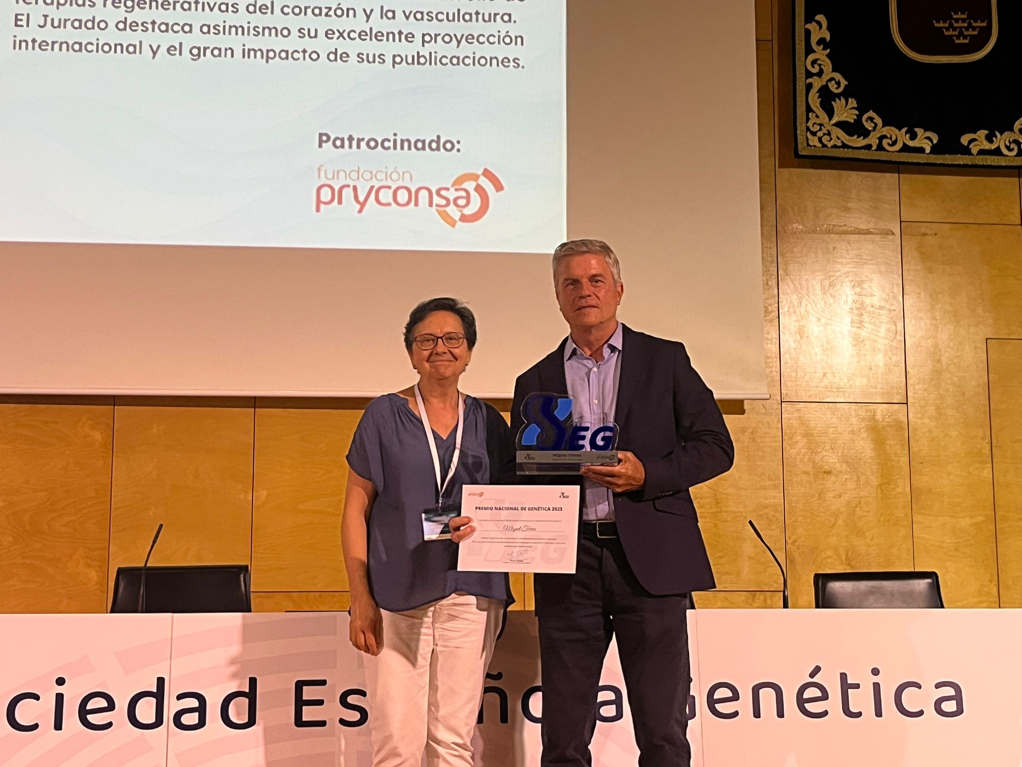 Teresa Roldán, presidente de la Sociedad española de Genética, y Miguel Torres, del CNIC.