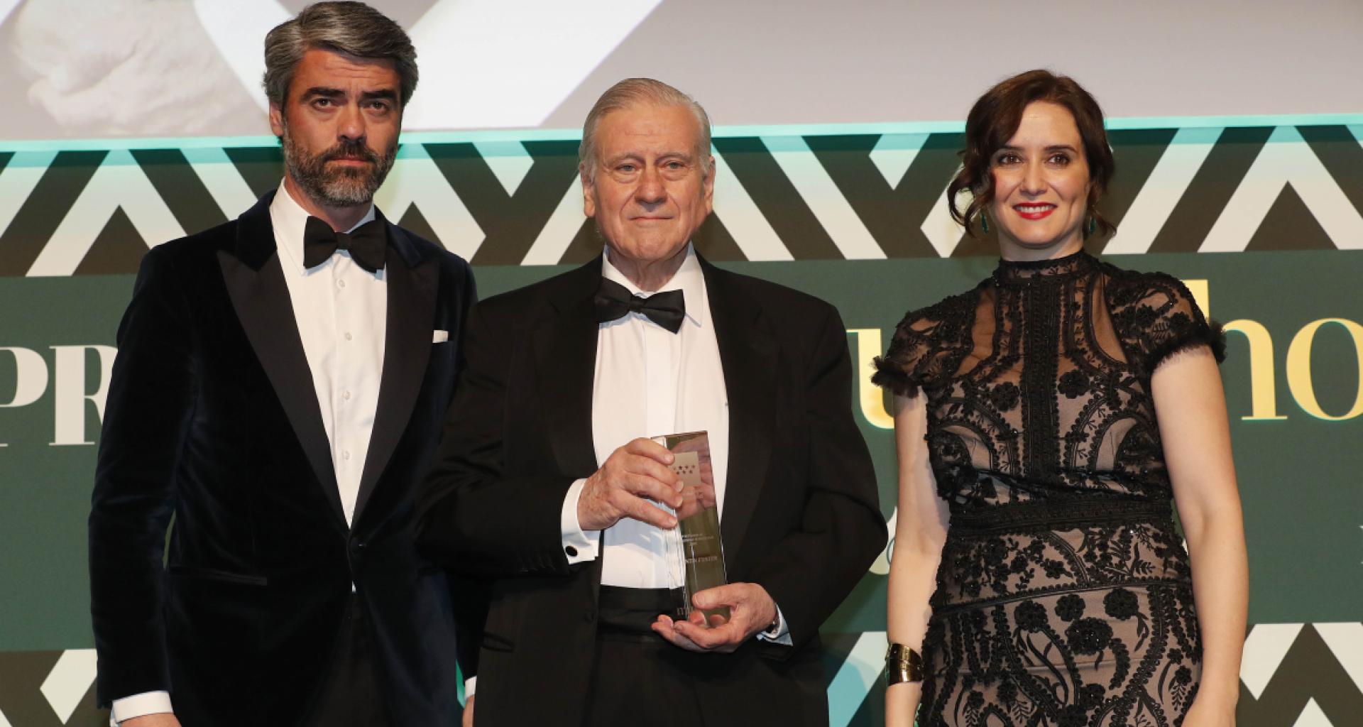 Luis Enríquez, consejero delegado de Vocento, el Dr. Fuster, e Isabel Díaz Ayuso, presidenta de la Comunidad de Madrid