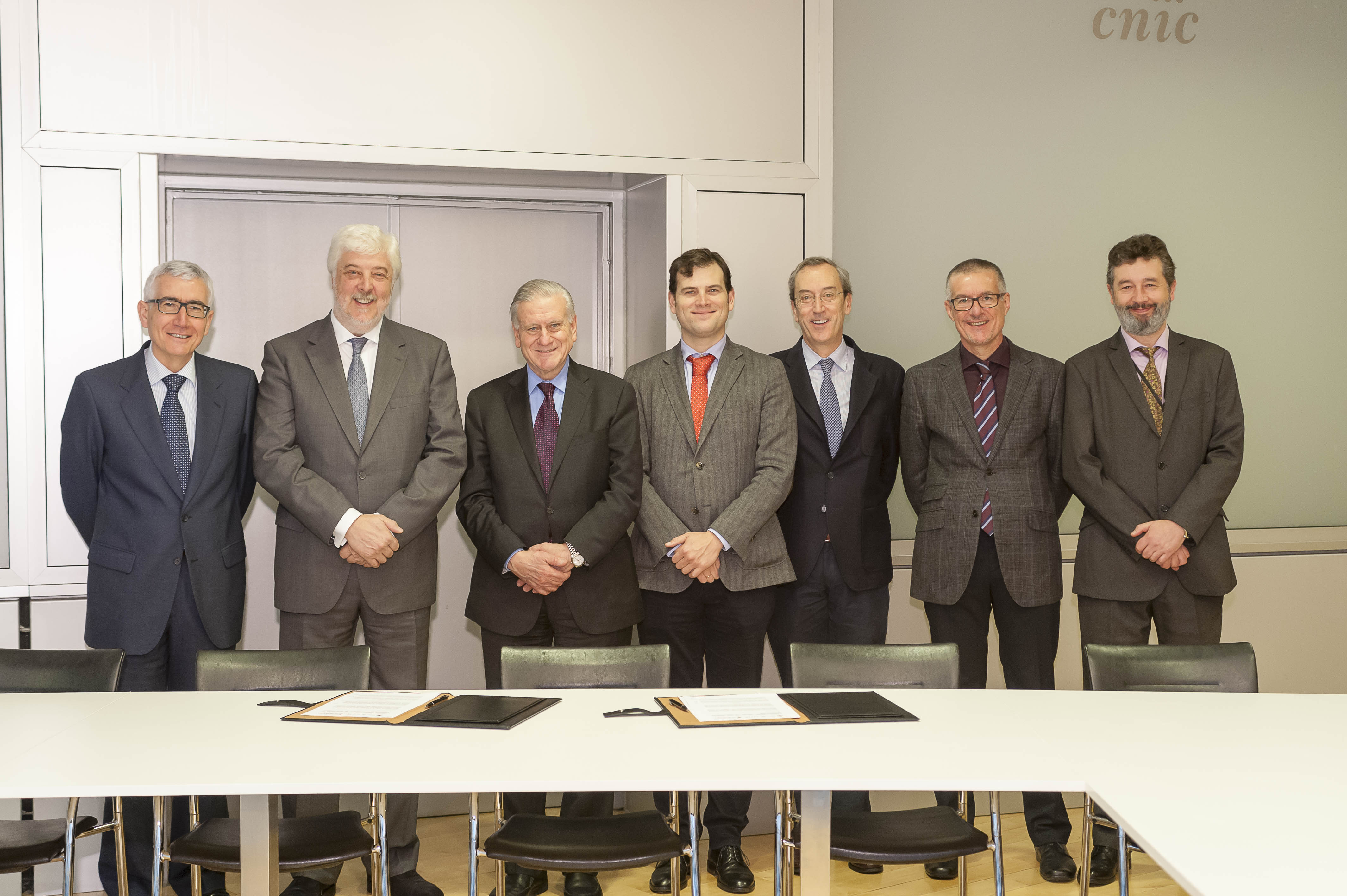 De izda. a dcha.: Dr. Luis Rodríguez Padial, vicepresidente de la SEC; Dr. Andrés Íñiguez, presidente de la SEC; Dr. Valentín Fuster, director general del CNIC; Dr. Borja Ibáñez, director de Investigación Clínica del CNIC; Dr. Manuel Anguita, presidente electo de la SEC; Dr. Vicente Andrés, director de Investigación Básica del CNIC y D. Alberto Sanz, director gerente del CNIC. 