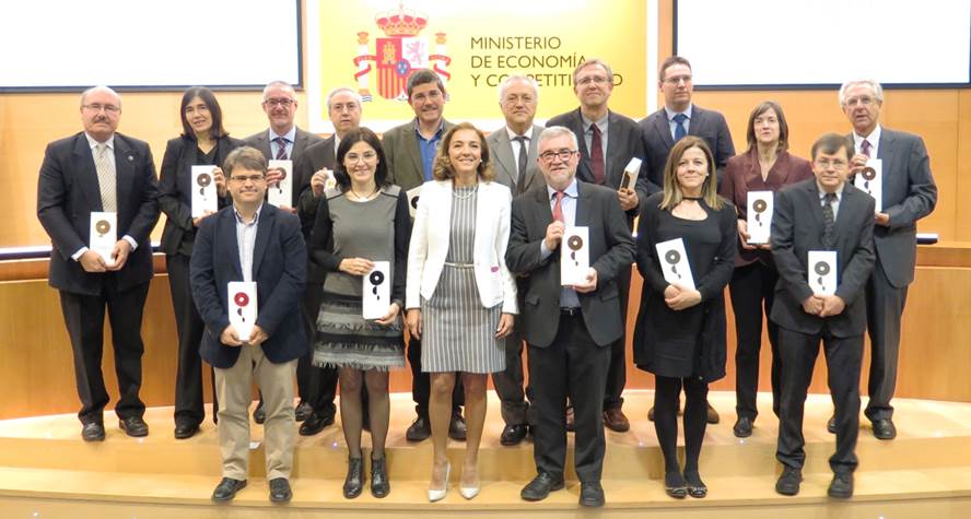 Carmen Vela con los representantes de los centros de investigación