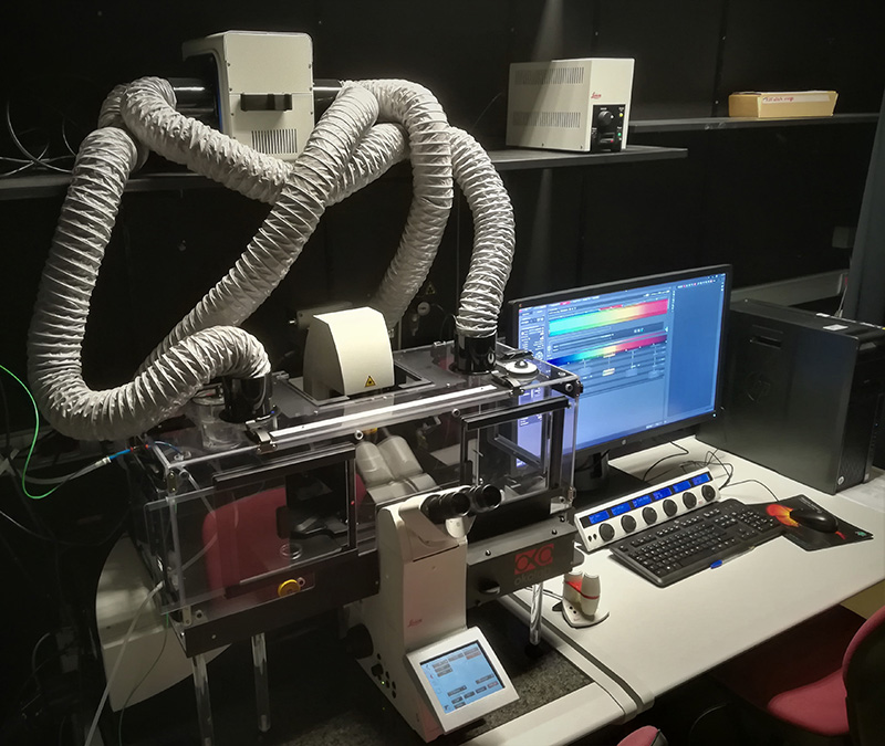 Imagen del sistema confocal Leica SP8 Navigator, microscopio invertido, ordenador de trabajo y incubadora