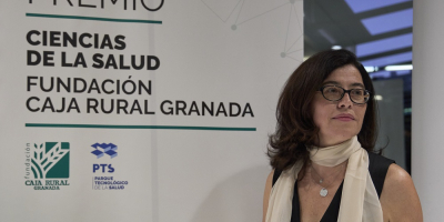Almudena Ramiro, recibe el Premio Ciencias de la Salud-Fundación Caja Rural Granada